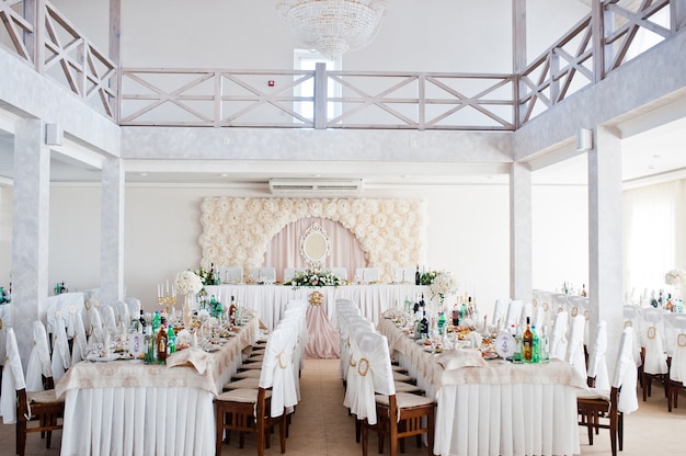 Casamento lindo cenário no restaurante.