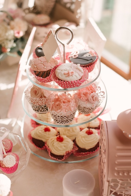 Casamento lindos cupcakes na barra de chocolate rosa