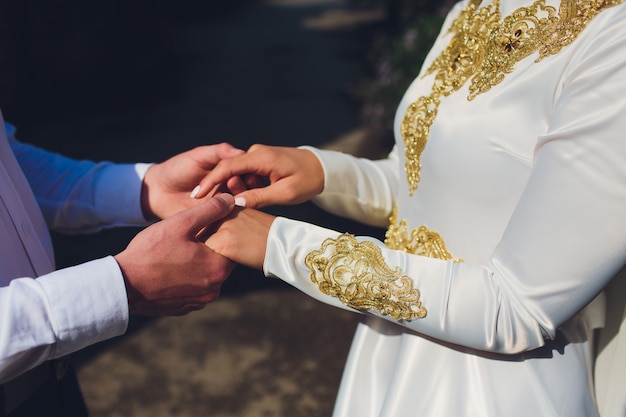 Foto casamento nacional. noiva e noivo. casamento casal muçulmano durante a cerimônia de casamento. casamento muçulmano.