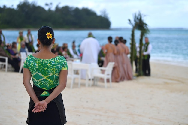 Casamento no paraíso tropical da praia de areia da Polinésia