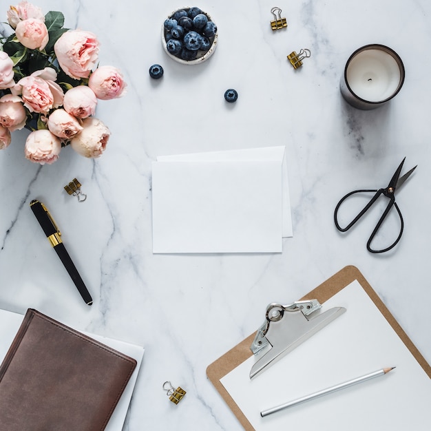 Casamento . Postura plana com cartão em branco, envelope.