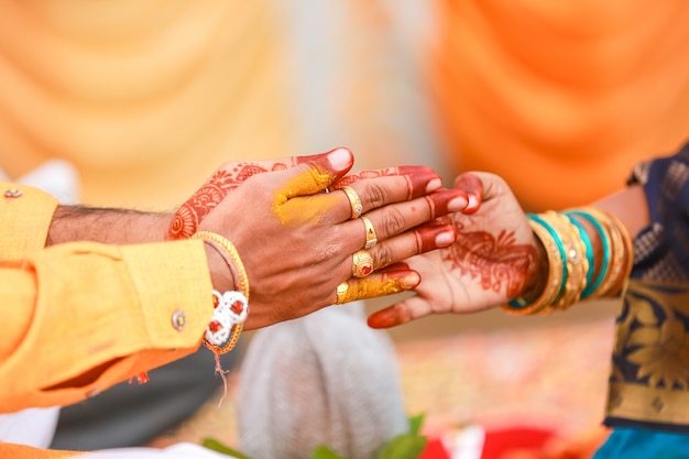 Casamento tradicional indiano: cerimônia de haldi de mão do noivo