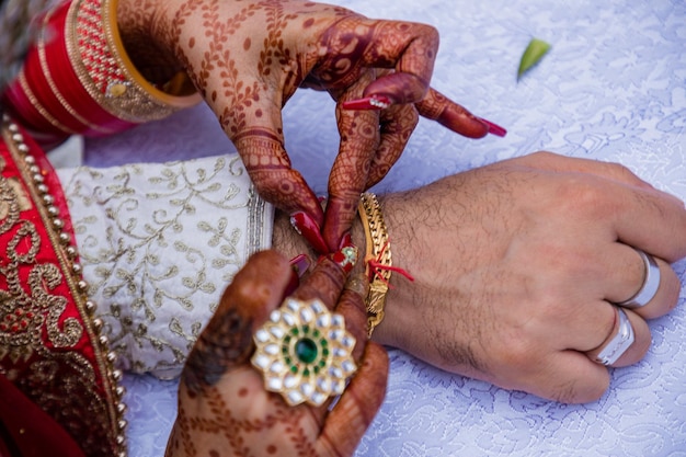 Foto casamentos quenianos detalhes indianos asiáticos texturas acessórios casamento cerimônia costumeira cidade de nairóbi