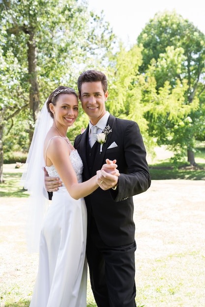 Casar jovens jovens dançando no jardim