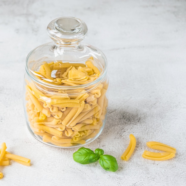 Casarecce de pasta italiana cruda en un frasco de vidrio