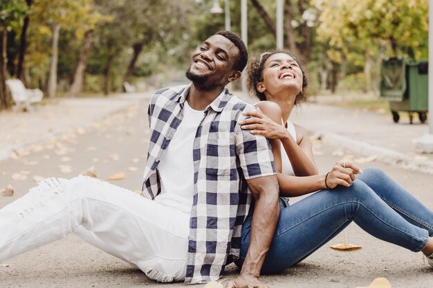 Foto casarse pareja hombre y mujer día de san valentín amante negro africano en el parque al aire libre temporada de verano