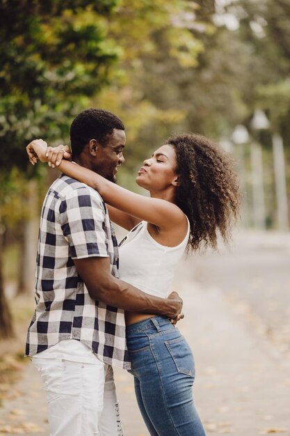 Foto casarse pareja hombre y mujer día de san valentín amante negro africano en el parque al aire libre temporada de verano