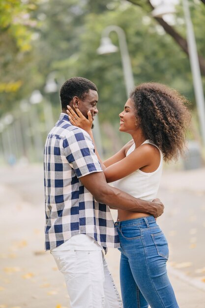 Casarse pareja hombre y mujer día de San Valentín amante negro africano en el parque al aire libre temporada de verano