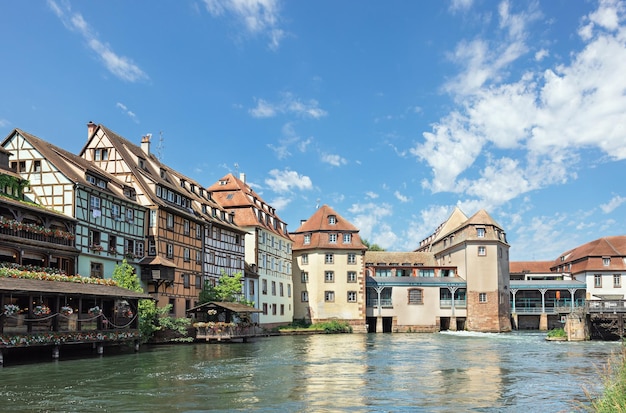 Casas à beira do rio em Estrasburgo França