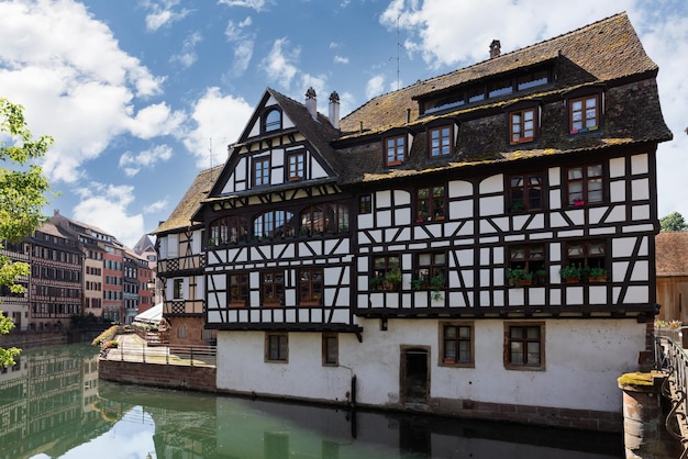 Casas à beira do rio em Estrasburgo França