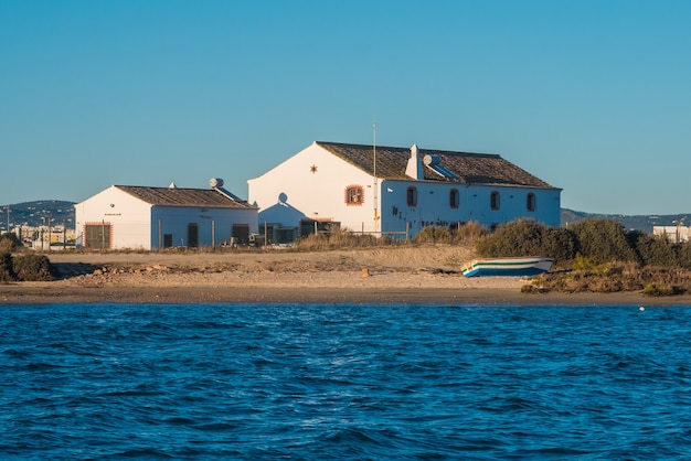 Foto casas à volta da praia de faro.