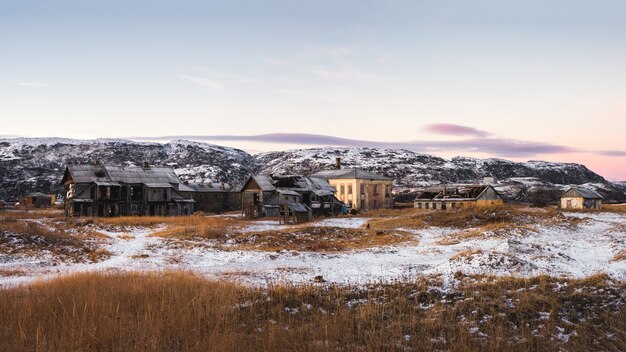 Casas abandonadas contra o céu do Ártico. Antiga vila autêntica de Teriberka. Península de Kola. Rússia. Vista panorâmica.