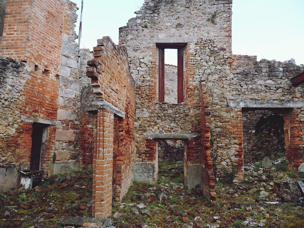 Casas abandonadas contra o céu