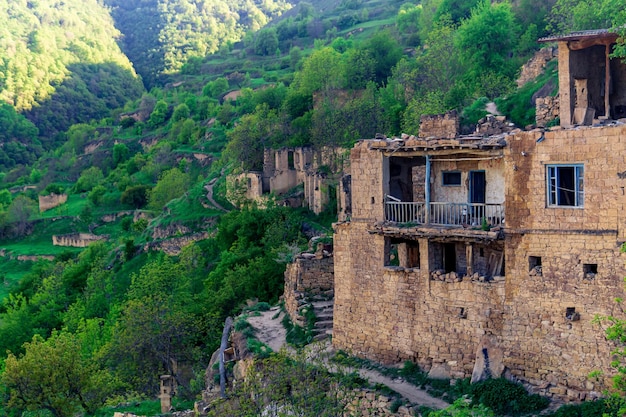 Casas abandonadas en la ladera de una montaña en el pueblo fantasma de Gamsutl en Daguestán