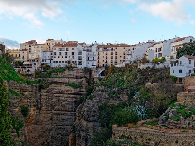 Casas en el acantilado en la ciudad de ronda.