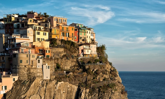 Casas en el acantilado por el mar contra el cielo