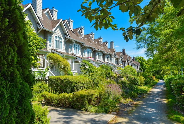 Casas adosadas residenciales en un día soleado en vancouver, columbia británica, canadá