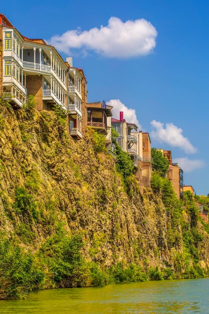 Casas al borde de un acantilado sobre el río kura tbilisi, la ciudad histórica