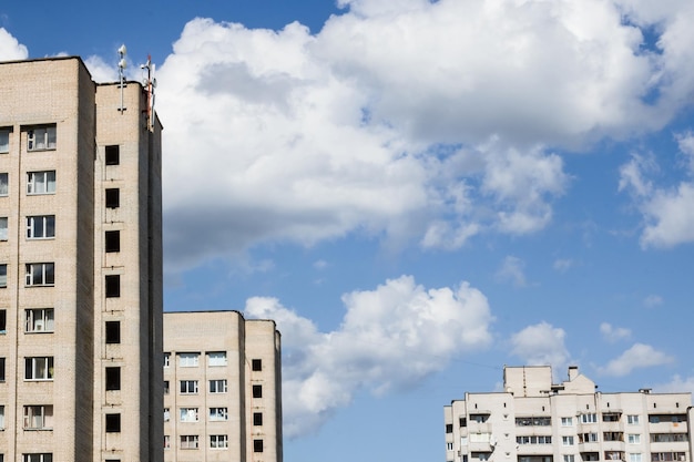 Casas altas contra o céu azul e nuvens