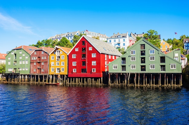 Casas antigas coloridas na margem do rio Nidelva, no centro da cidade velha de Trondheim, Noruega