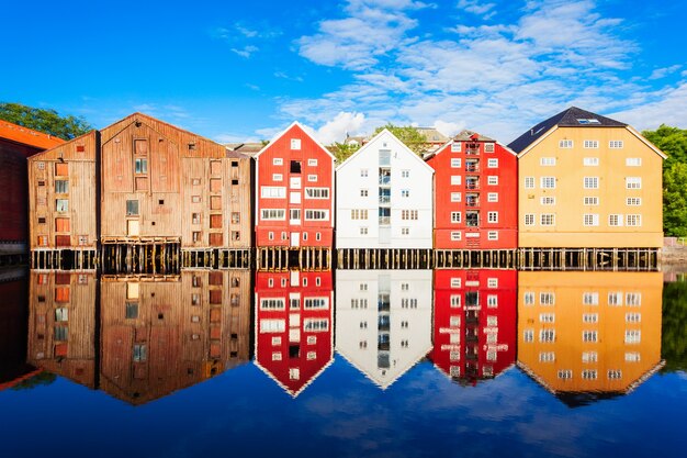 Casas antigas coloridas na margem do rio Nidelva, no centro da cidade velha de Trondheim, Noruega