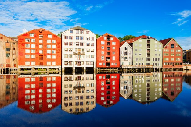 Casas antigas coloridas na margem do rio Nidelva, no centro da cidade velha de Trondheim, Noruega