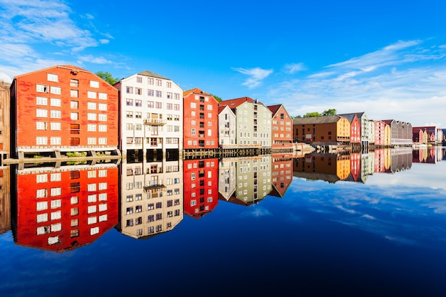 Casas antigas coloridas na margem do rio Nidelva, no centro da cidade velha de Trondheim, Noruega