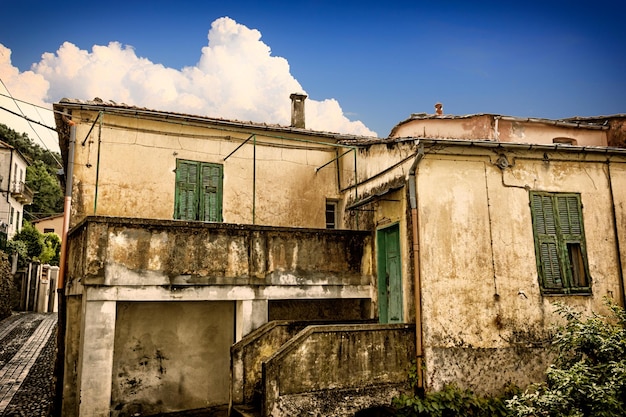 Casas antigas com o céu ao fundo