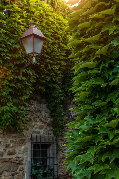 Casas antigas da cidade medieval de Peratallada, centro histórico ao pôr do sol, Girona, na Costa Brava da Catalunha, no Mediterrâneo