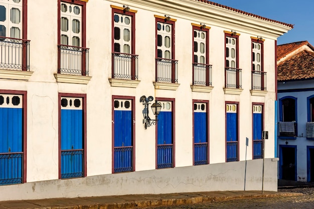 Casas antigas de estilo colonial na cidade histórica de Ouro Preto, no estado de Minas Gerais, Brasil