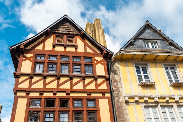 Casas antigas de madeira coloridas na vila medieval de Quimper, no departamento de Finisterre. Bretanha francesa, França