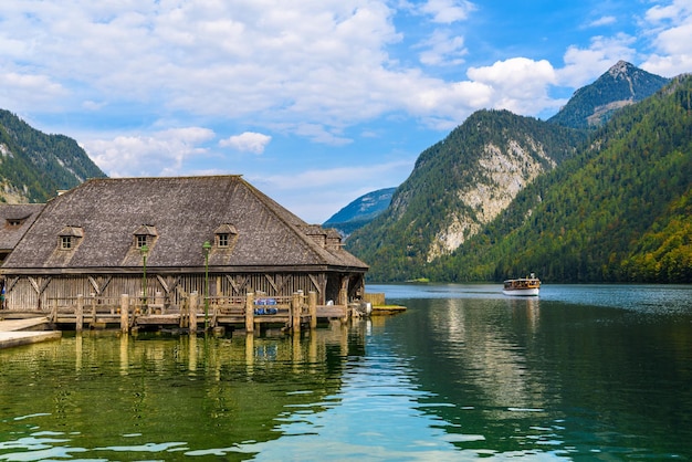 Casas antigas de madeira no lago Koenigssee Konigsee Berchtesgaden National Park Baviera Alemanha