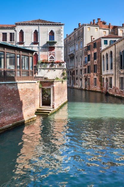 Casas antigas e vias navegáveis no centro de Veneza na Itália