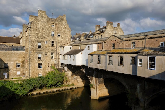 Casas antigas em uma ponte sobre a água em Bath reino unido inglaterra