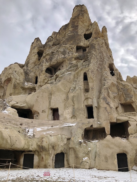 Casas antigas escavadas em rocha vulcânica na Capadócia, na Turquia