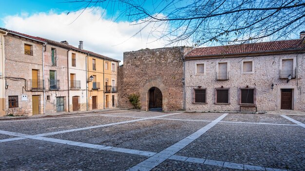 Casas antigas na grande praça da pitoresca aldeia de Palazuelos Guadalajara, Espanha