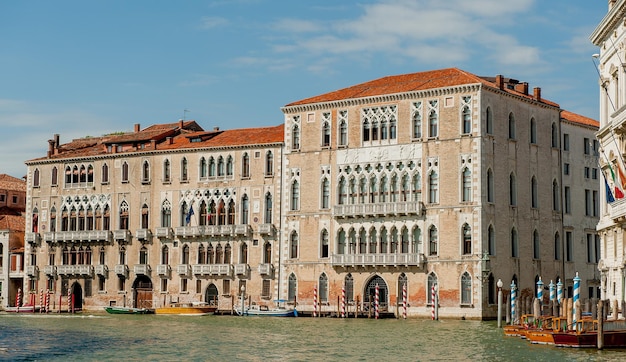 Casas antigas no Grande Canal de Veneza