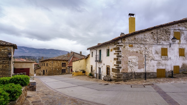 Casas antiguas en una calle típica de una antigua ciudad medieval de Madrid. Horcajuelo. Europa.