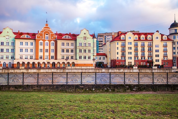 Casas antiguas de colores en el terraplén al atardecer Kaliningrado Rusia 17 2022 de enero