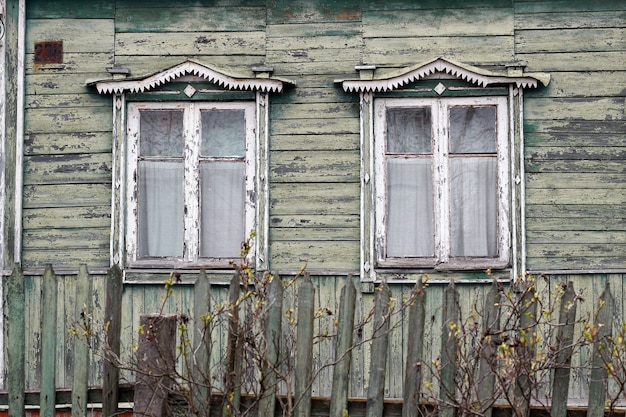 casas antiguas de madera en el pueblo