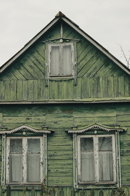 casas antiguas de madera en el pueblo