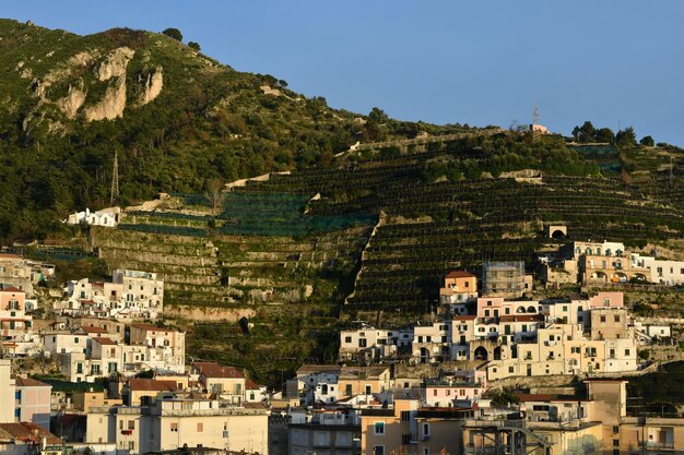 Foto casas antiguas en maiori, un pueblo de la costa de amalfi en italia