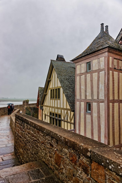 Casas antiguas en Mont Saint Michel en la región de Normandía en el departamento de Manche de Francia. gente en el fondo