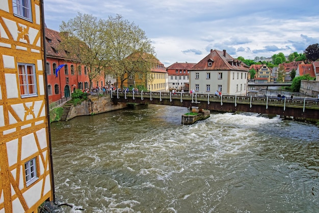 Casas antiguas y río Regnitz en el casco antiguo de la ciudad de Bamberg en la Alta Franconia, Baviera, Alemania. gente en el fondo