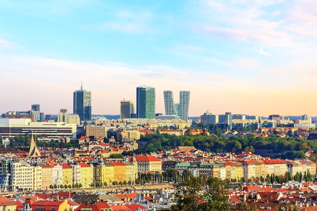 Casas antiguas y torres nuevas de Praga.