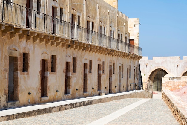 Casas antiguas y valla de piedra en la isla de Creta.