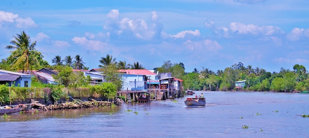 Casas ao lado do lago contra o céu nublado