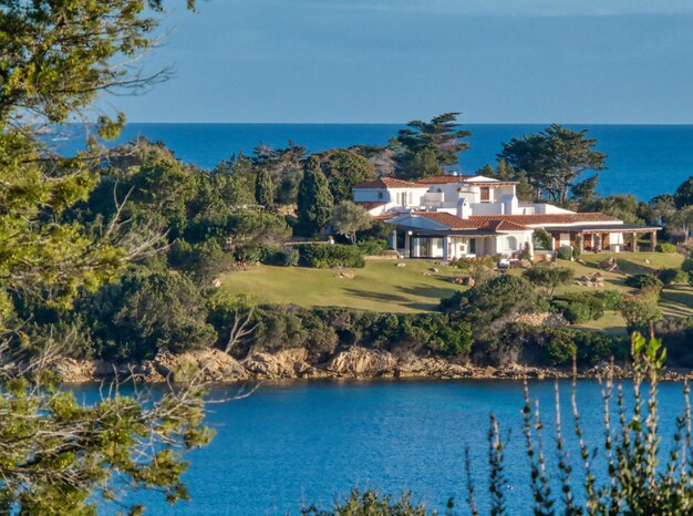 Foto casas ao lado do mar contra o céu azul