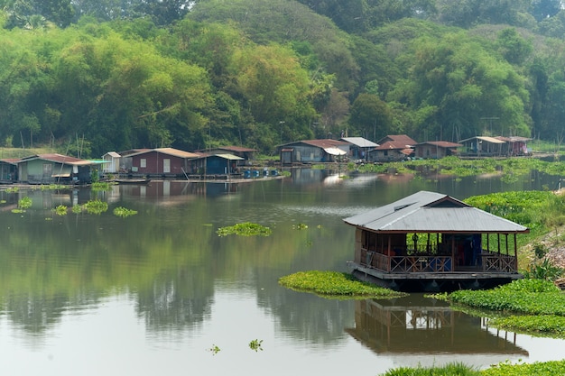 Casas às margens do rio nas províncias do norte da Tailândia.