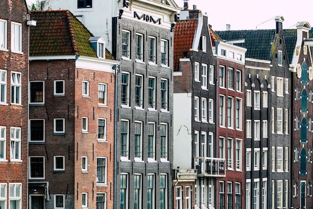 Casas de atracciones de Amsterdam en el río Amstel